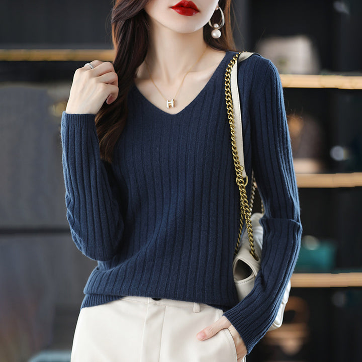 Pull femme en maille avec une structure à côtes fines et décolleté en V
