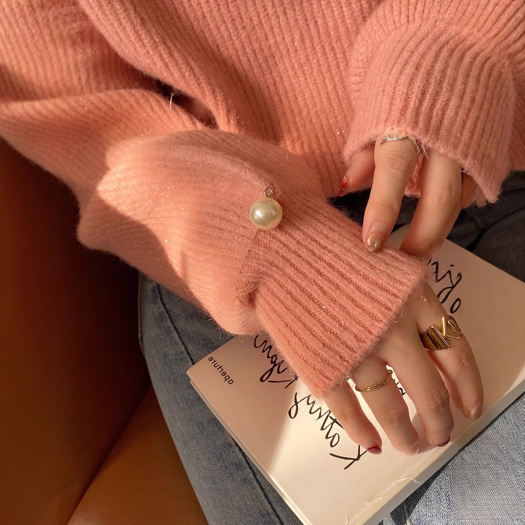 Pull en tricot pour femmes avec un look cut-out raffiné et des manches ornées de perles Lune London