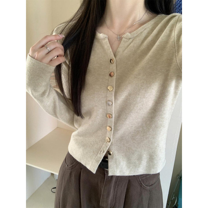 Cardigan élégant pour femmes avec détail de boutons et matériau doux Chic & Stil