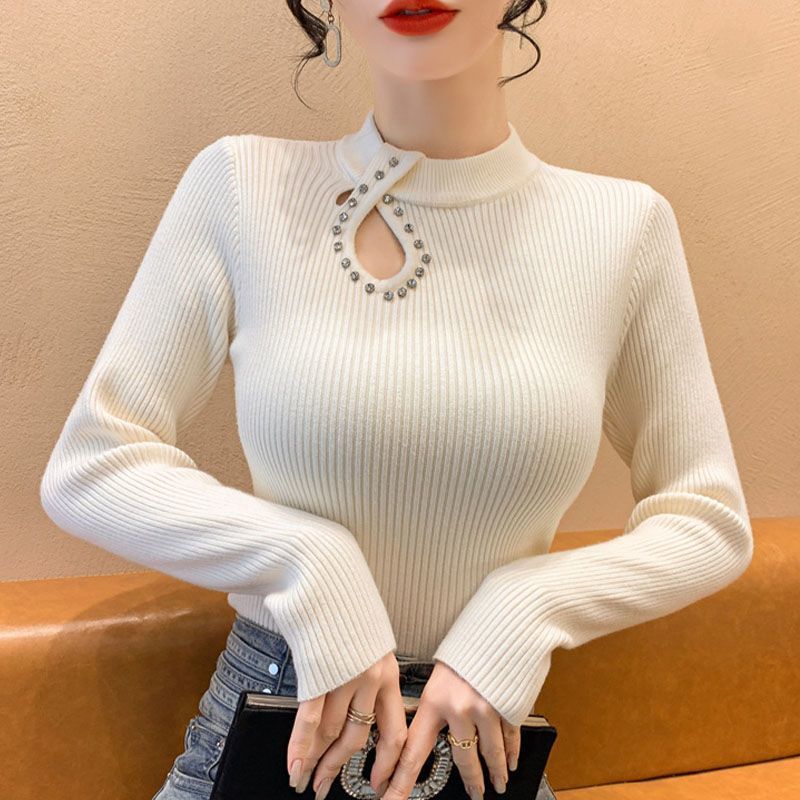 Chemise à manches longues pour femmes avec décolleté élégant et détails en bijoux Chic & Stil