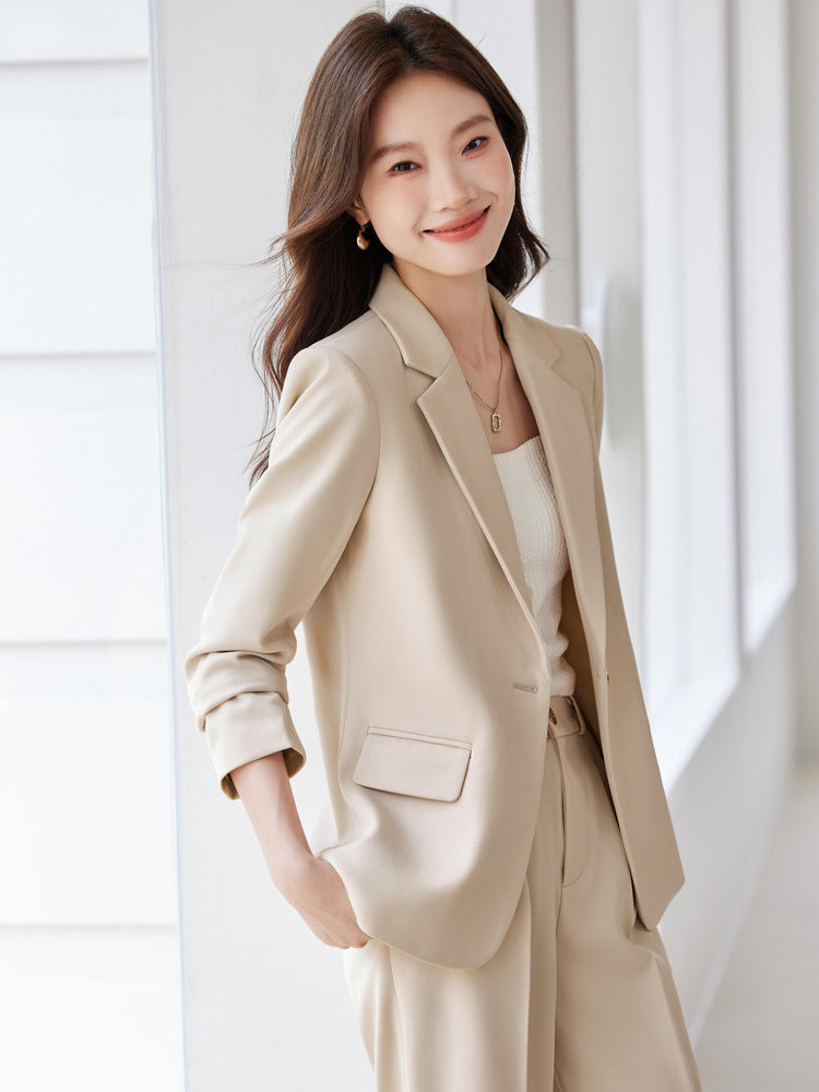 Elegant women's business suit with fitted cut and wide sleeves Lune London