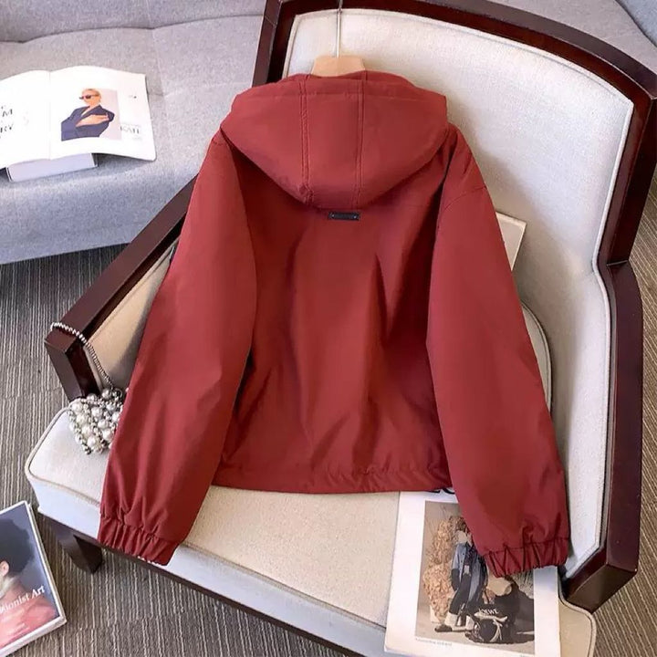 Veste de transition sportive pour femmes avec design de capuche pratique Chic & Stil