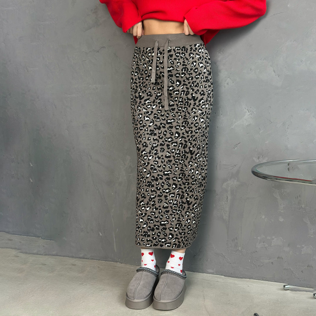 Midi skirt for women with leopard pattern and slit design Lune London