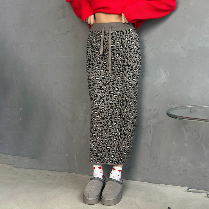 Midi skirt for women with leopard pattern and slit design Lune London