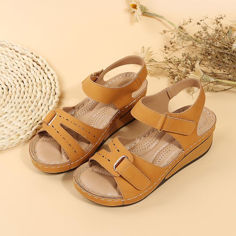 Comfortable strap sandals for women with adjustable buckles and ergonomic sole Lune London