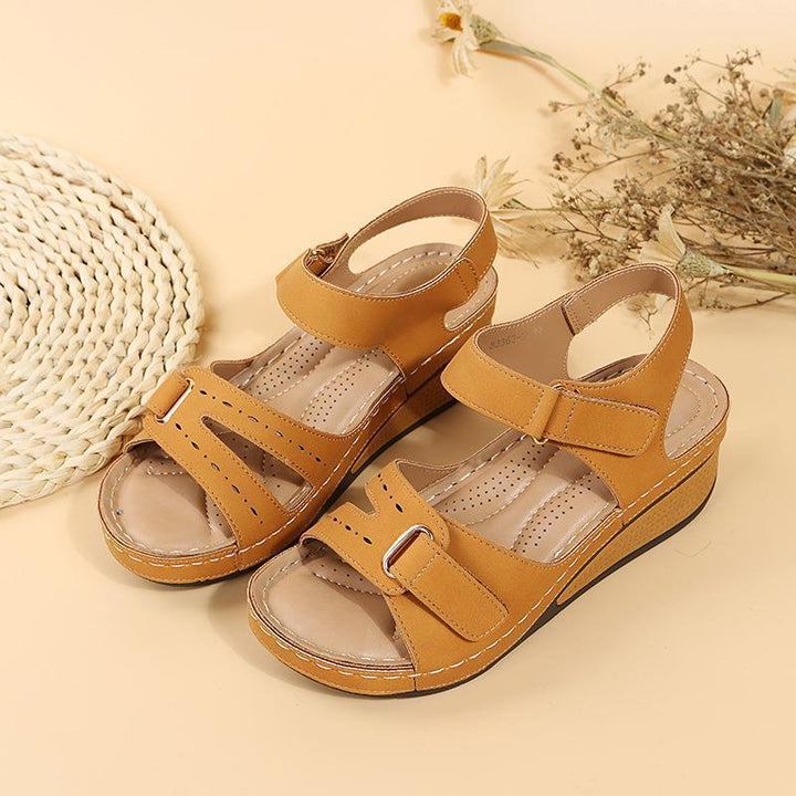 Comfortable strap sandals for women with adjustable buckles and ergonomic sole Lune London
