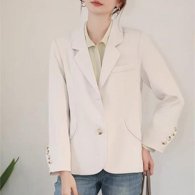 Blazer élégant pour femmes avec de fins détails de boutons et une silhouette cintrée Chic & Stil