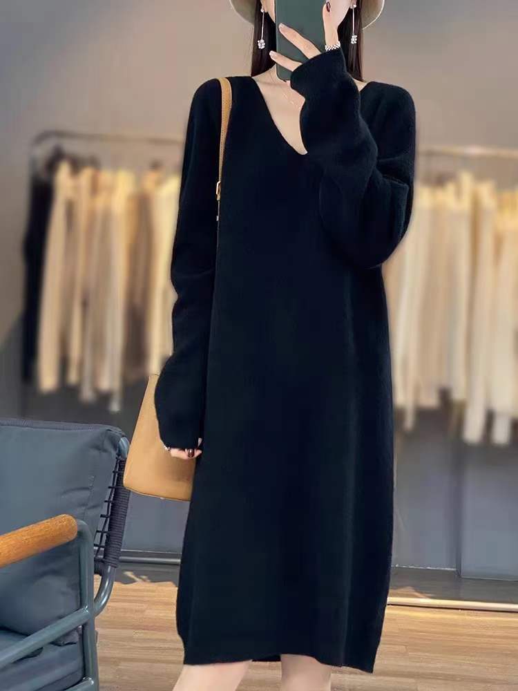 Comfortable knit dress for women with V-neck and relaxed fit Lune London