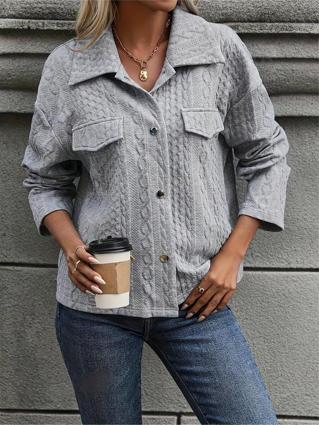 Veste en tricot pour dames avec design en torsades texturé et poches pratiques Lune London