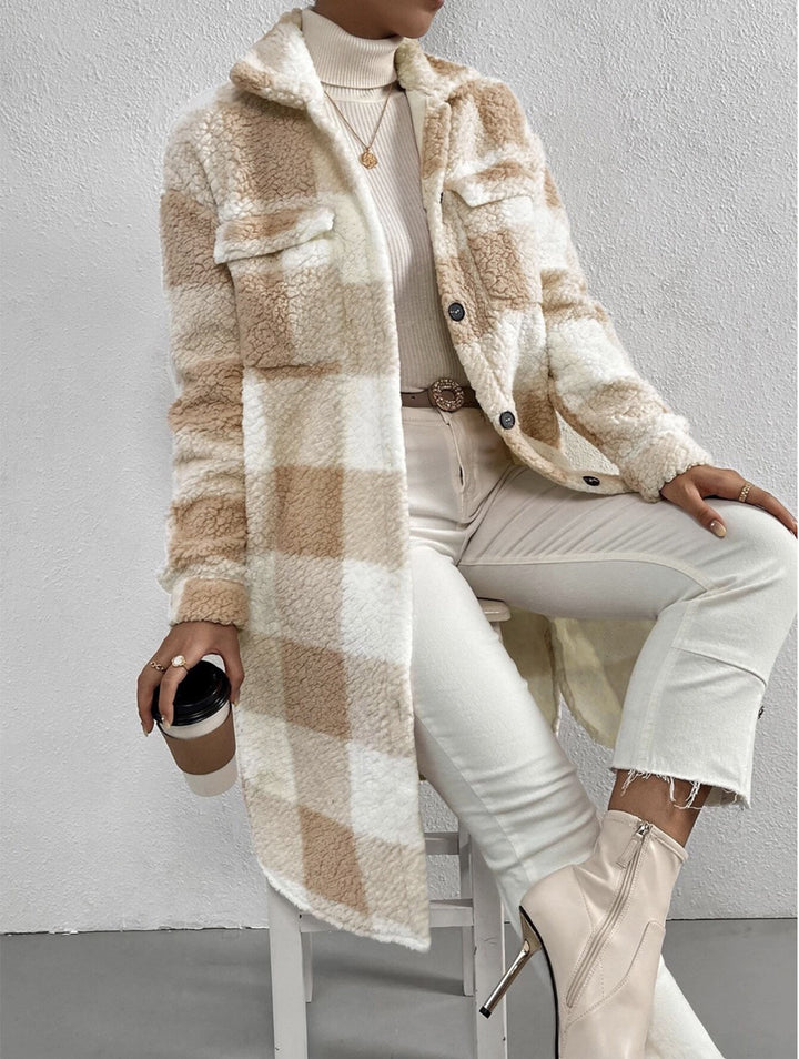 Cozy fleece jacket for women with a chic plaid design
