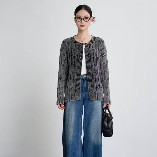 Cardigan pour femmes avec un design en câble élégant et des détails de bouton en bois Chic & Stil