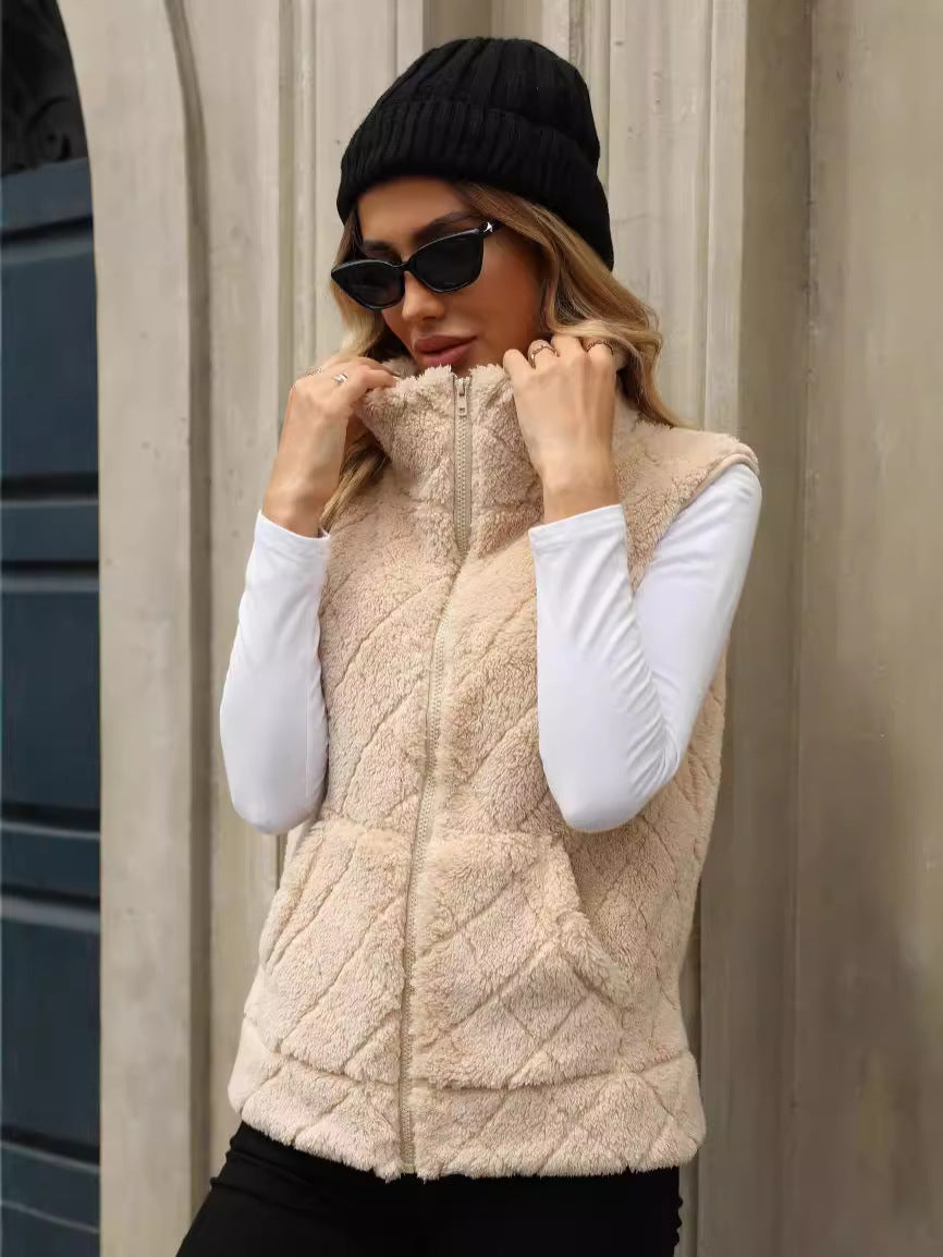 Fleece jacket for women with a modern quilted pattern and practical pockets Lune London