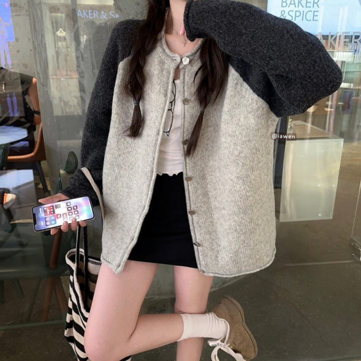 Veste en laine confortable pour femmes avec des manches contrastantes et fermeture par boutons Chic & Stil