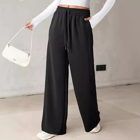 Comfortable leisure pants for women with a wide leg and practical pockets Lune London