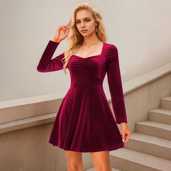 Robe minidress en velours pour femmes avec décolleté carré et manches longues Chic & Stil