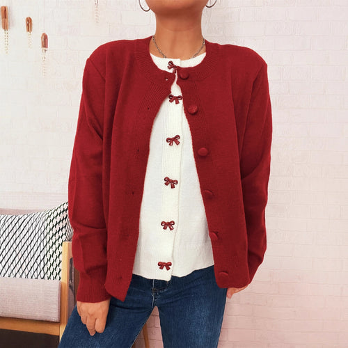 Gilet en tricot pour femmes avec des détails de boutons ludiques et une texture fine Chic & Stil