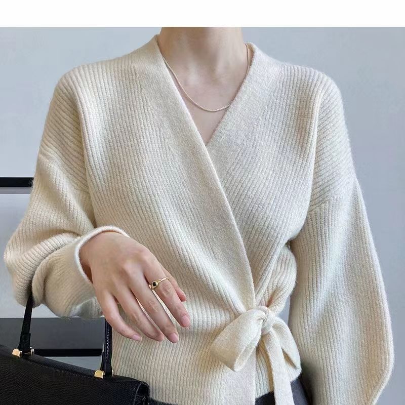 Pull élégant pour femmes à enrouler avec col en V et cordon de serrage à la taille Chic & Stil