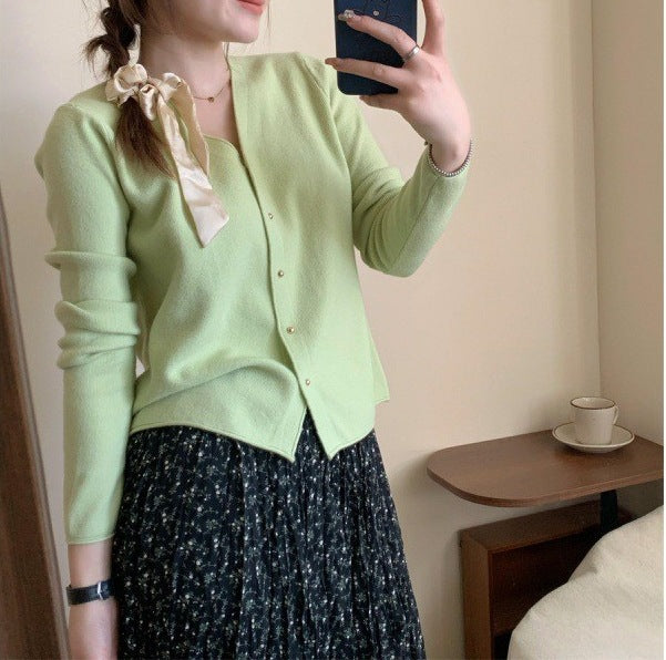 Cardigan femme en maille fine avec patte de boutonnage Chic & Stil