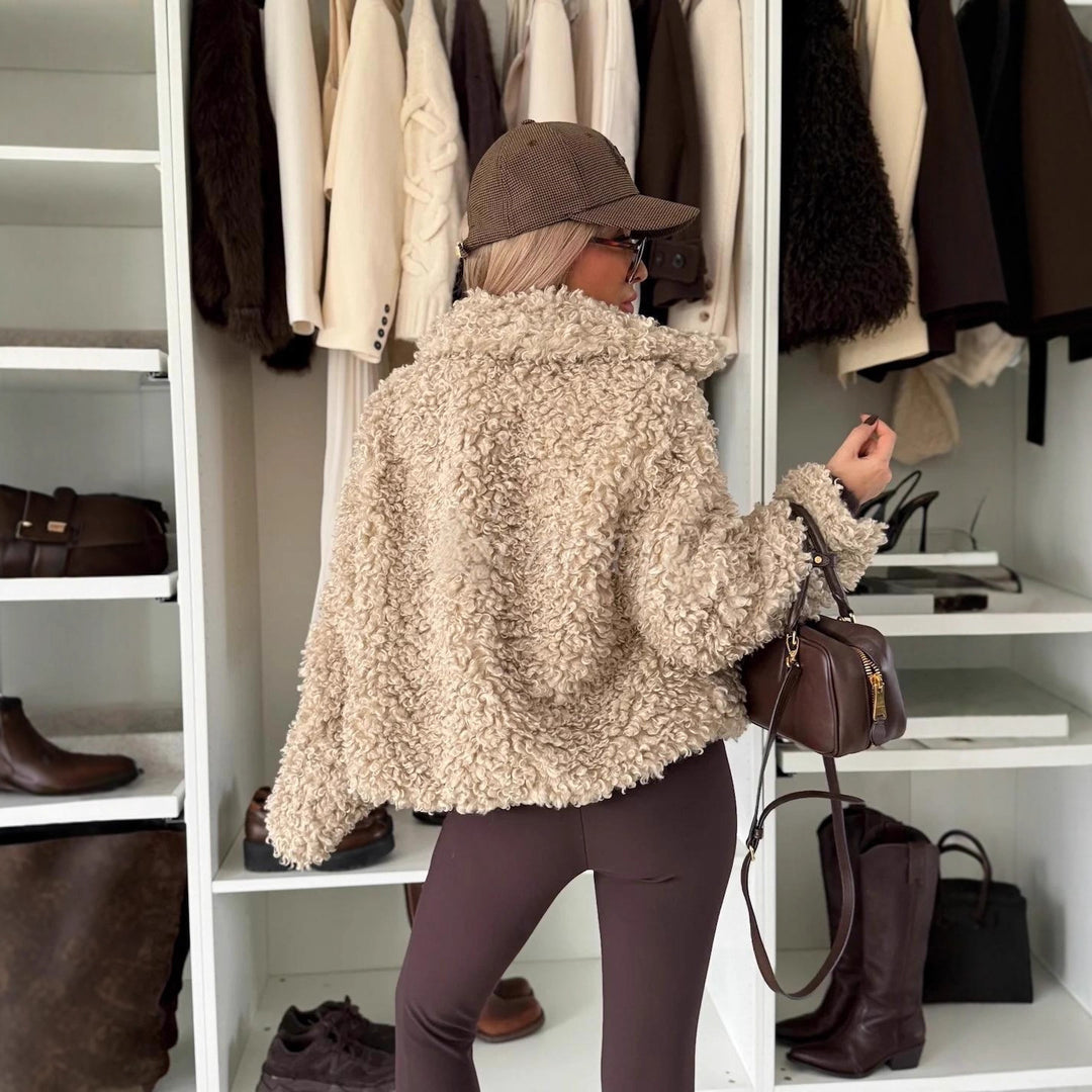 Veste en boucle confortable pour dames avec coupe classique et boutons pratiques Chic & Stil