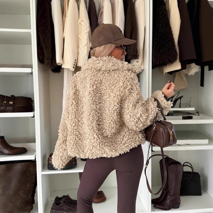 Veste en boucle confortable pour dames avec coupe classique et boutons pratiques Chic & Stil