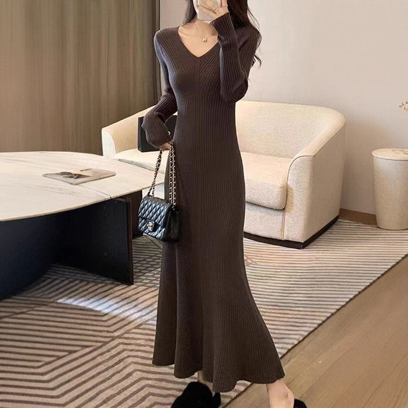 Maxi knit dress for women with V-neck and fine ribbed texture Lune London