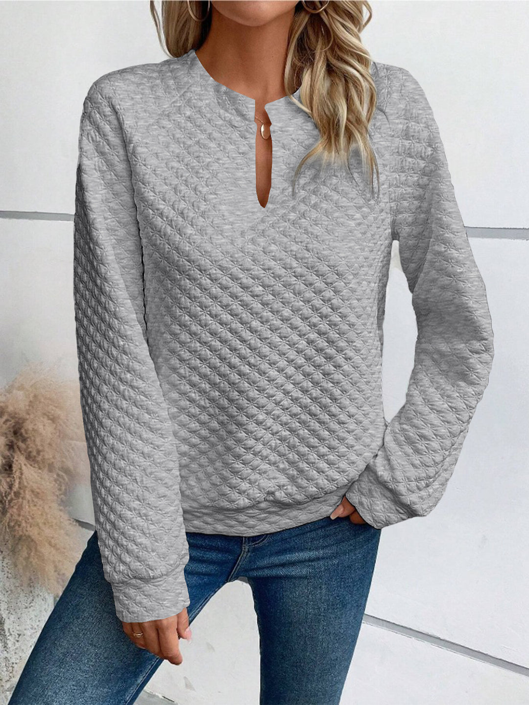 Sweat-shirt pour femmes avec design matelassé texturé et décolleté à la mode Chic & Stil