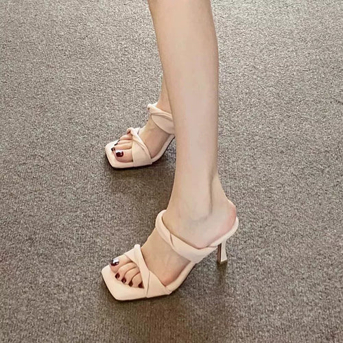 Refined women's mules with chic and stylish bow design