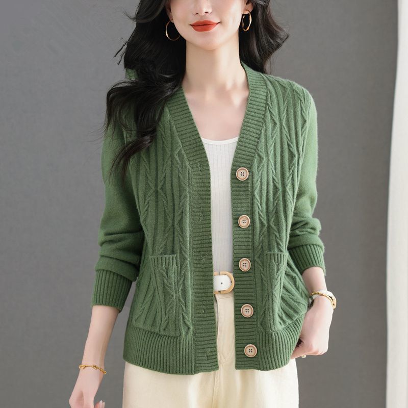 Cardigan pour femmes avec un motif à cables fins et poches pratiques Chic & Stil