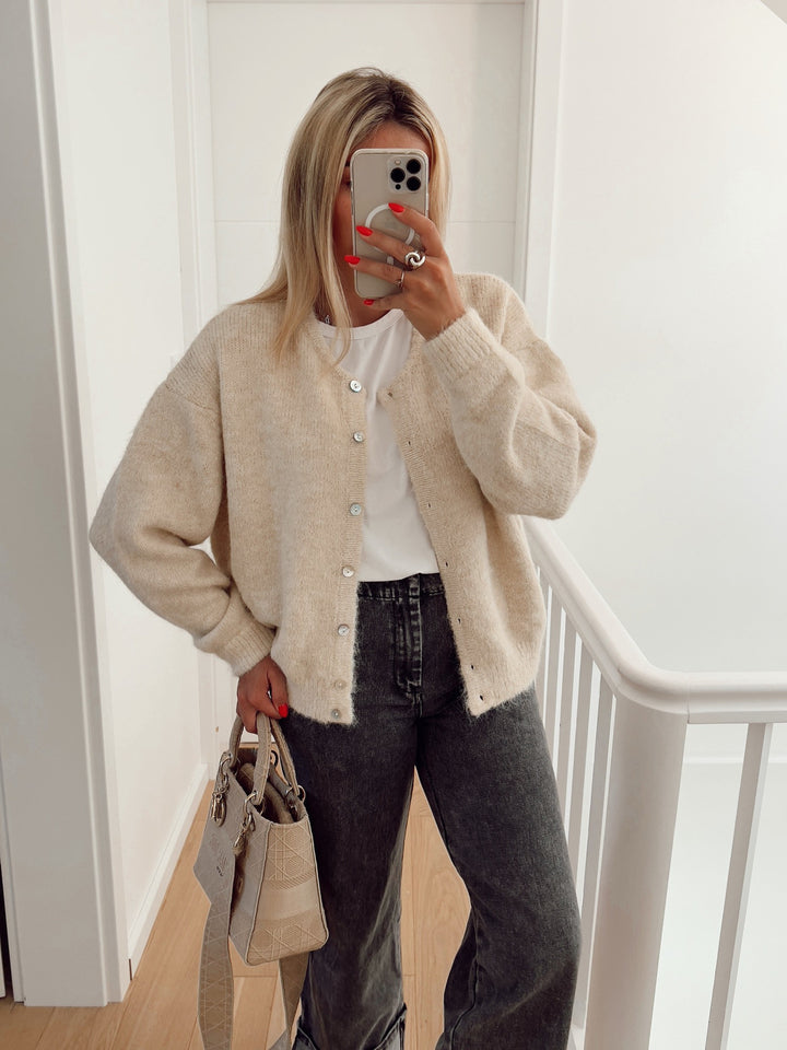 Veste en tricot décontractée pour dames avec texture fine et boutons Chic & Stil