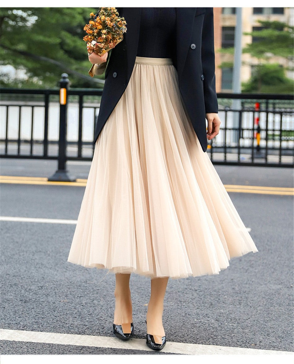 Elegant tulle skirt for women with a flared cut and an elastic waistband Lune London