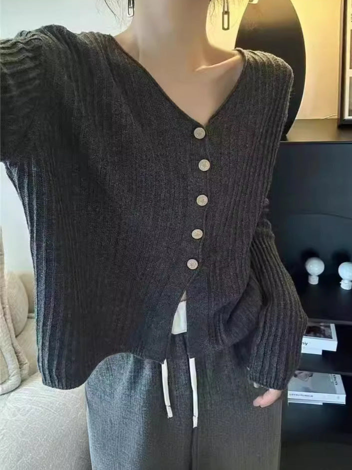 Cardigan femme avec des boutons décoratifs et un décolleté en V profond Chic & Stil