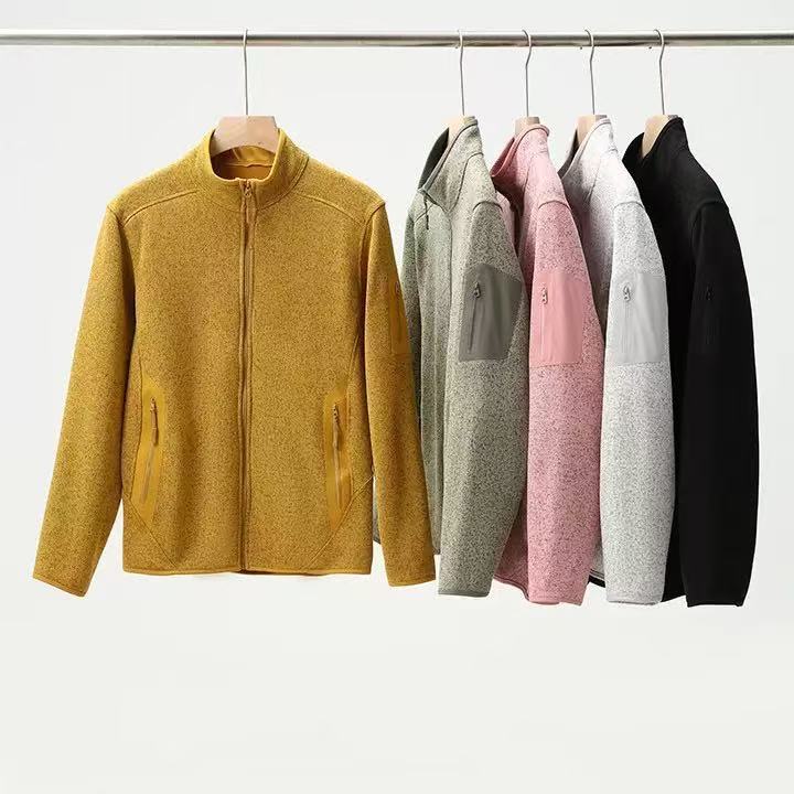 Veste en polaire pour femmes avec poches latérales zippées et col haut Chic & Stil