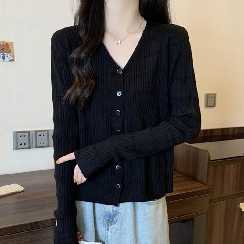 Cardigan pour femmes avec décolleté en V et détails de bouton Chic & Stil
