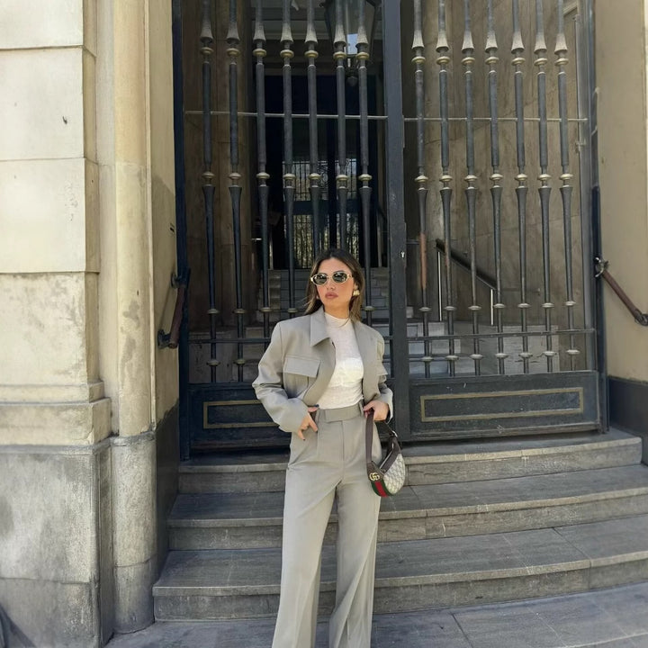 Wide and elegant pleated trousers for women with side pockets Lune London