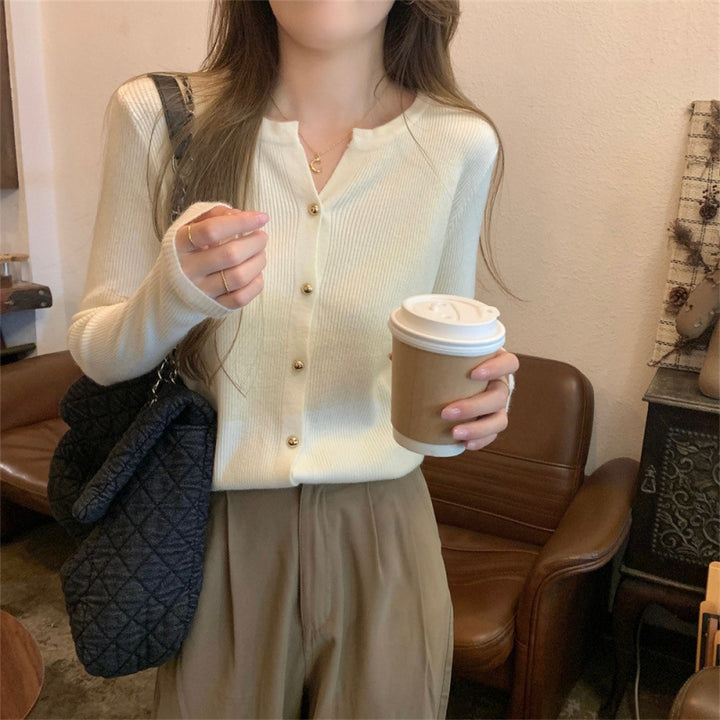 Cardigan en tricot élégant pour femmes avec détails en boutons et structure en fine côtes Chic & Stil