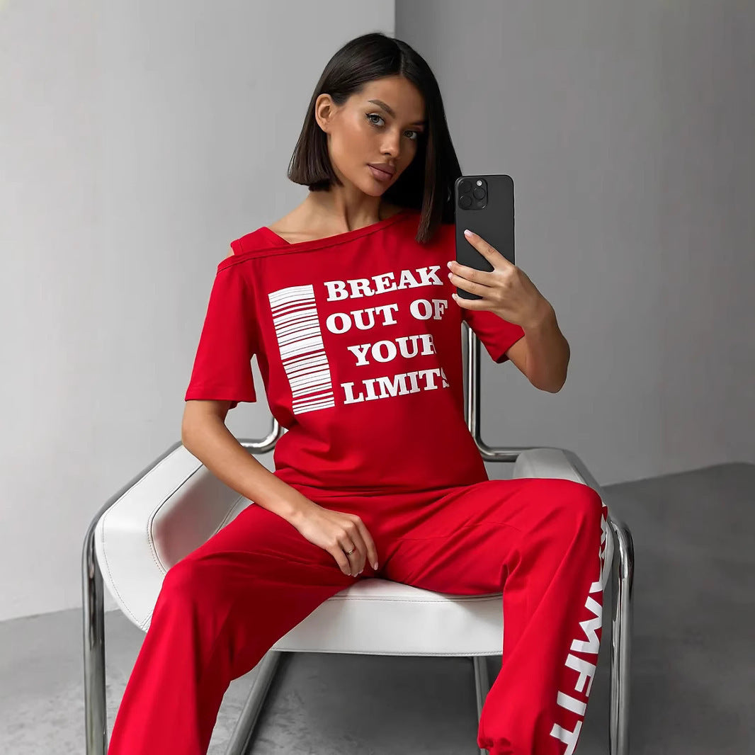Women's sporty lounge suit with stylish cut-out sleeves and statement print Chic & Stil