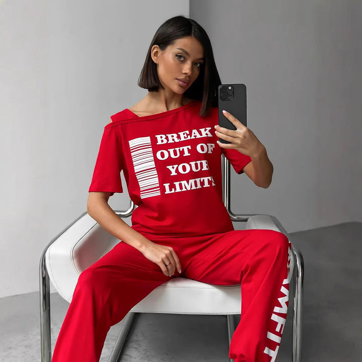 Women's sporty lounge suit with stylish cut-out sleeves and statement print Chic & Stil