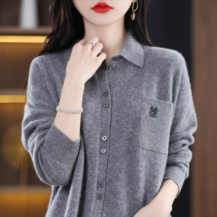 Blouse en tricot pour femmes avec une coupe claire et des détails de boutons élégants Chic & Stil