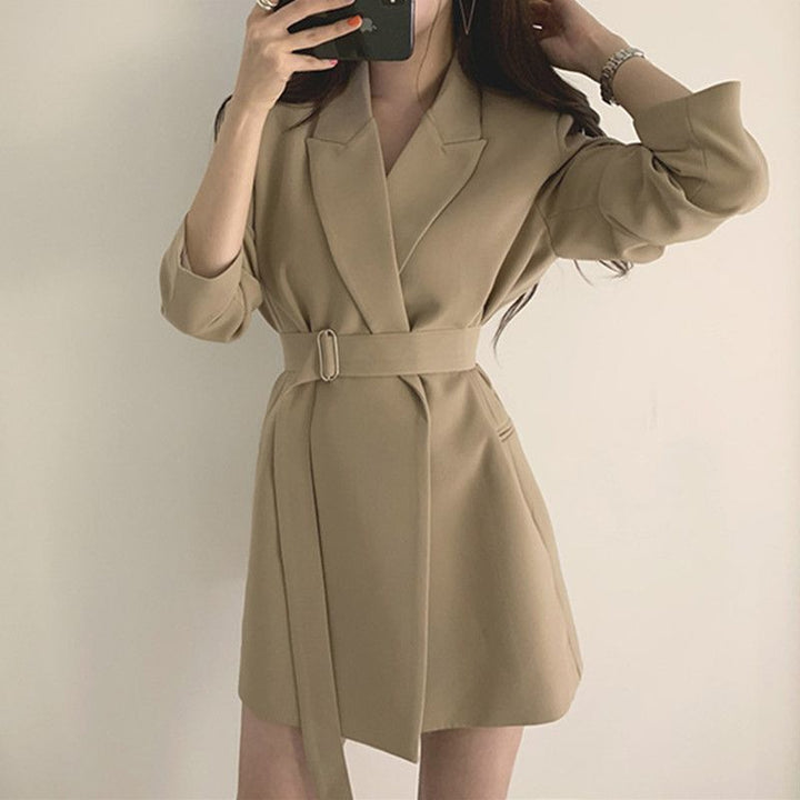 Robe blazer pour femmes avec coupe ajustée et ceinture Chic & Stil