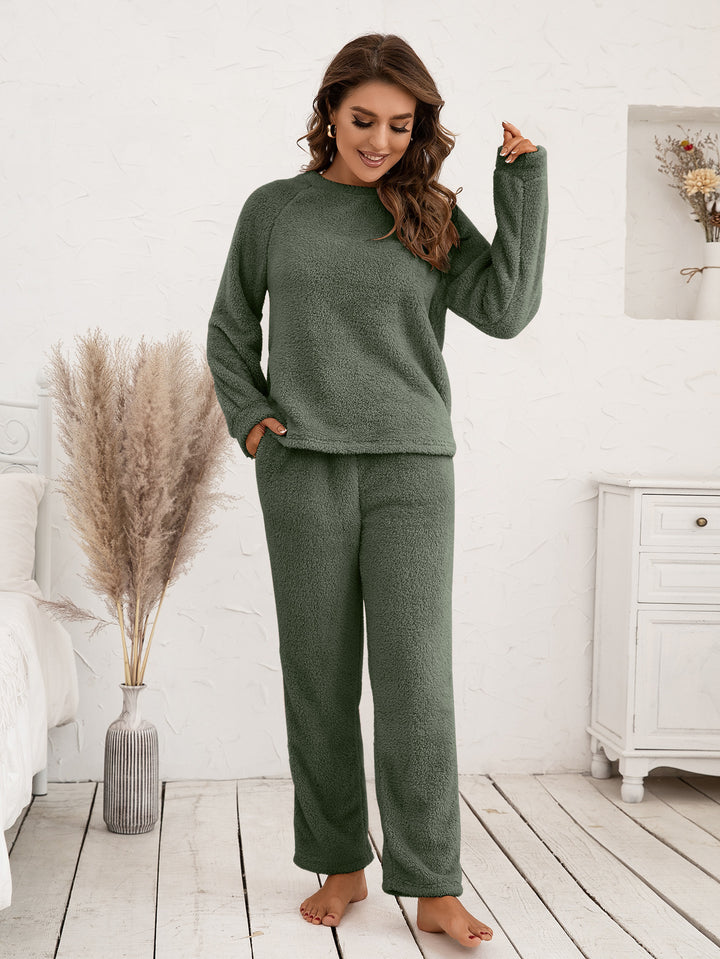 Cozy fleece pajama set for women with long sleeves and comfortable pants Lune London