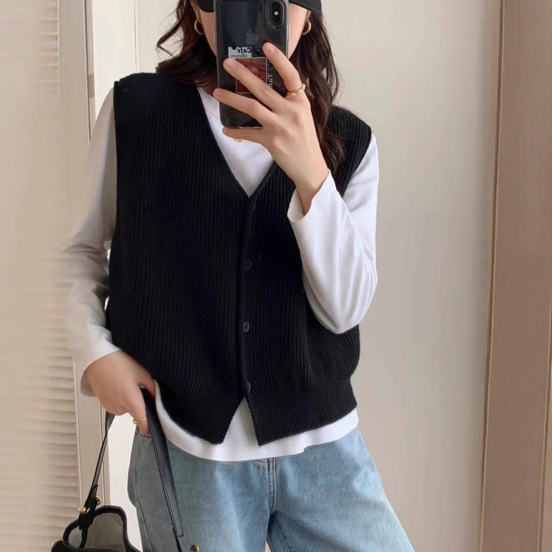 Knit vest for women with button placket and fine ribbed structure Lune London