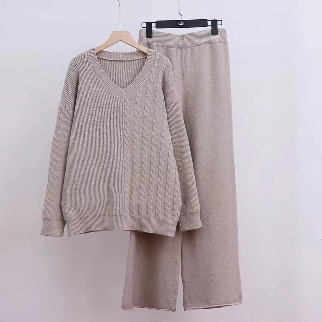 Pull en fine maille pour femmes et pantalon à coupe large avec décolleté en V et design en relief Chic & Stil