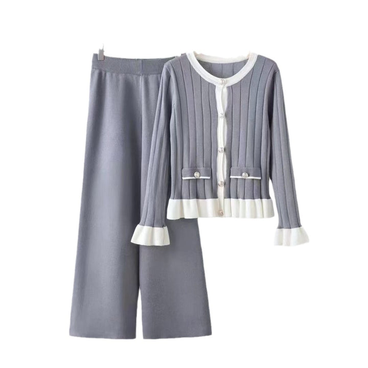Elegant knitted loungewear set for women with applied pockets and chic frills