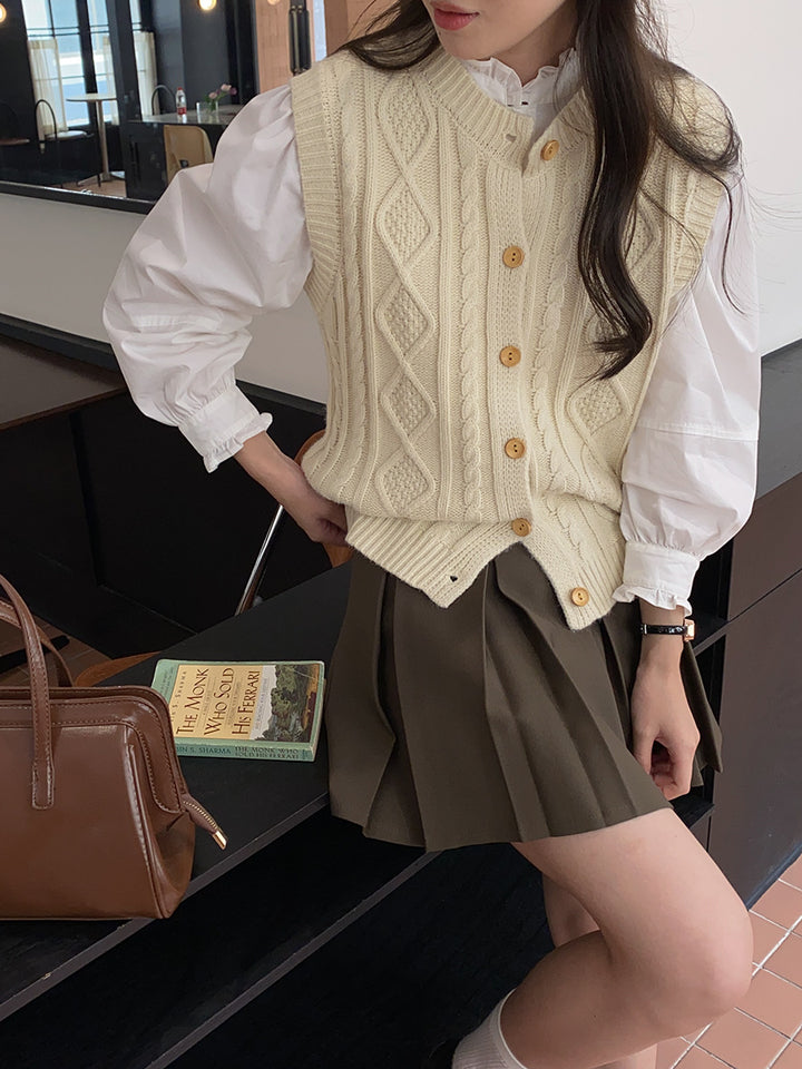 Women's knitted vest with decorative button details Chic & Stil