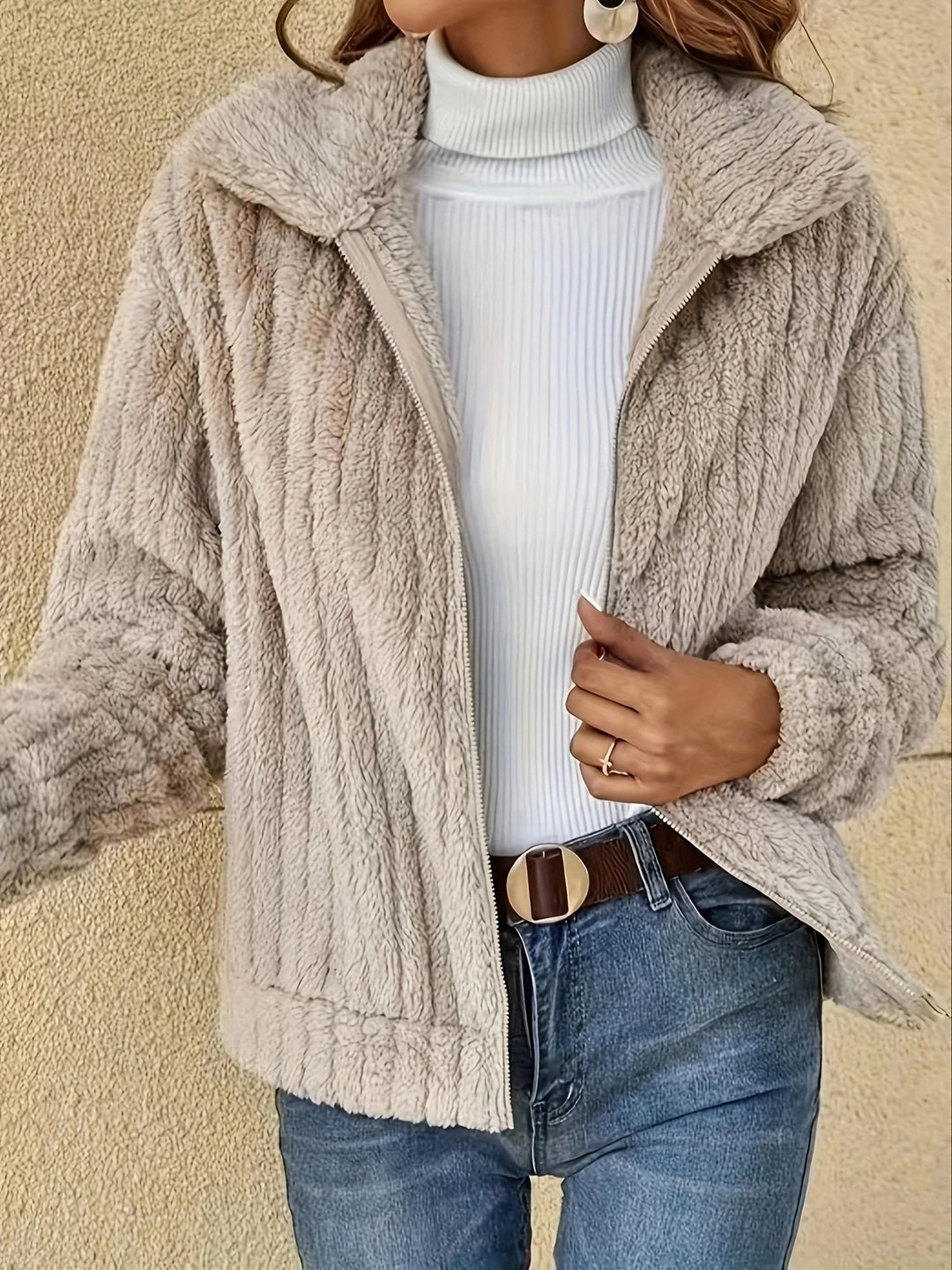 Cozy fleece jacket for women with modern structured design Lune London