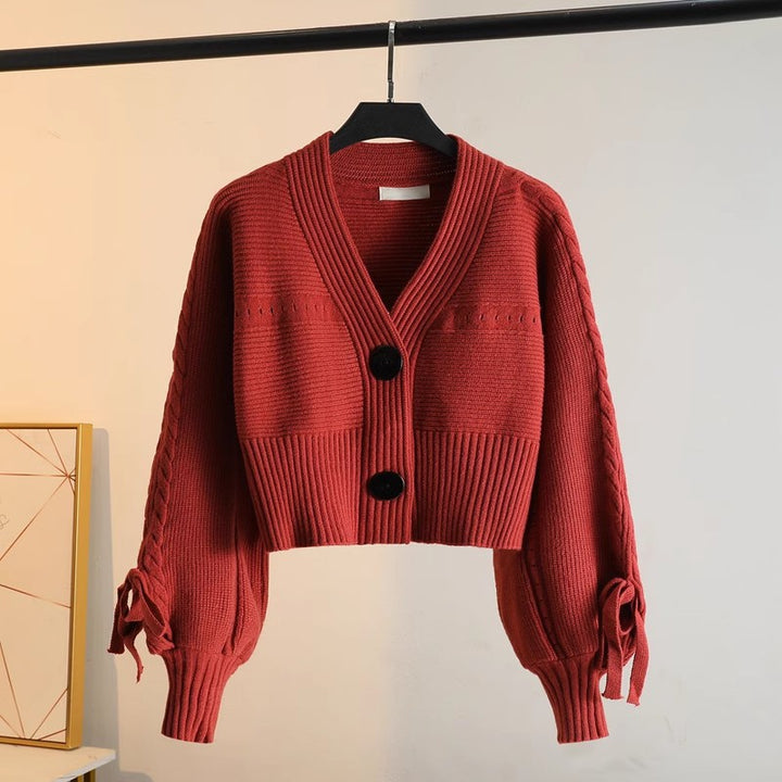 Cardigan féminin à la mode avec des manches volumineuses et des détails de bouton Chic & Stil