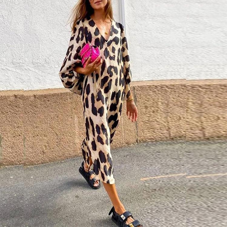 Elegant midi dress for women in leopard with V-neckline and wide sleeves Lune London