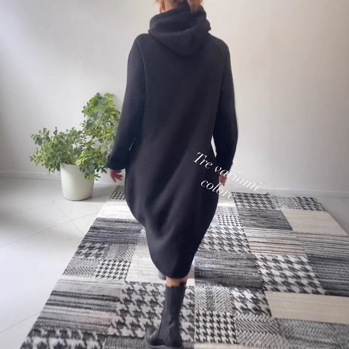 Robe hoodie femme dans un style décontracté oversize avec des accents scintillants Chic & Stil