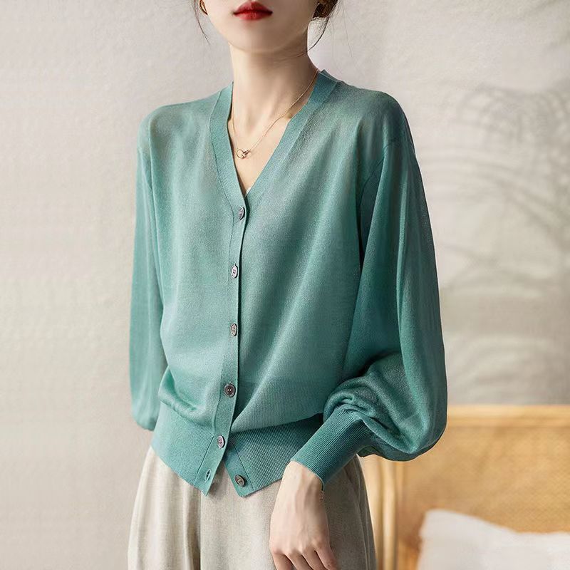 Cardigan léger pour femmes avec décolleté en V et détails de boutons Chic & Stil