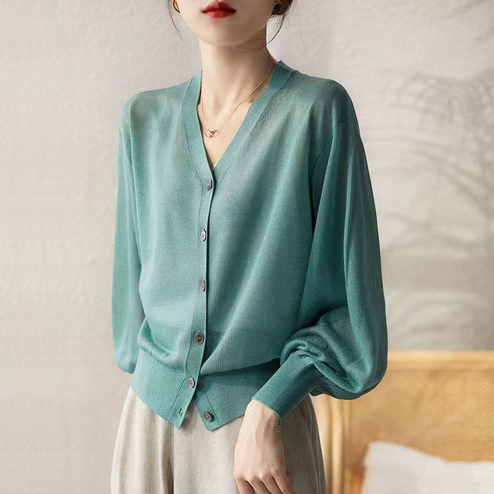 Cardigan léger pour femmes avec décolleté en V et détails de boutons Chic & Stil